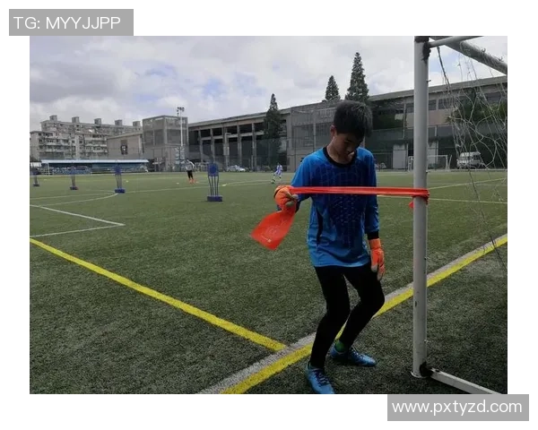 提升足球灵活性的方法与训练技巧分享让你在场上如鱼得水